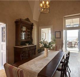 4 Bedroom Villa with Jacuzzi in Oia on Santorini, Sleeps 8